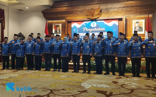 Foto Khofifah berfoto bersama pengurus KORPRI yang baru dikukuhkan ( Foto : Husni Habib/Ketik.co.id)