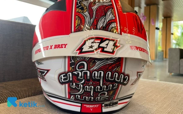 Foto Helm Mario Aji tampak belakang. (Foto: Ketik.co.id)