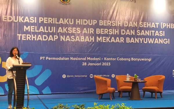 Foto PNM melakukan edukasi ratusan nasabah Mekaar Banyuwangi untuk menekan angka prevalensi stunting. (Foto: Dok. PNM for Ketik.co.id)