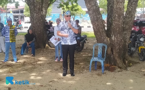 Foto Bupati Freddy Thie saat memberikan sambutan giat silaturahmi KKST di pantai bantemi (dok.pribadi)