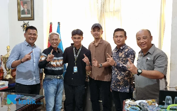 Foto Mario Aji dan tim foto bersama Ketum IMI Jatim Bambang Haribowo. (Foto: Millah Irodah/Ketik.co.id)