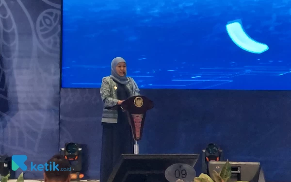 Foto Khofifah memberikan sambutan pada acara Jatim Investment Leader Forum and Awards 2023. ( Foto : Husni Habib/Ketik.co.id)