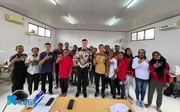 Foto Bupati Freddy Thie saat foto bareng dengan peserta pelatihan BPVP di sorong (dok.humas pemda)