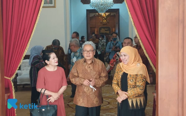 Foto Gubernur Khofifah Menyambut Kedatangan Dubes RI untuk Jepang Heri Akhmadi. ( Foto : Husni Habib/Ketik.co.id)