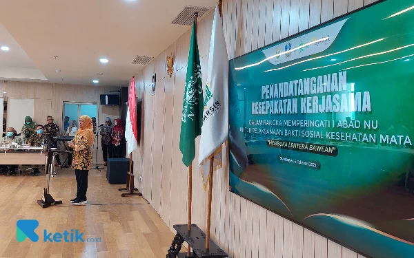 Foto Gubernur Khofifah menyampaikan dukungan untuk penyelenggaraan bakti sosial operasi katarak di Pulau Bawean. ( Foto : Husni Habib/Ketik.co.id)