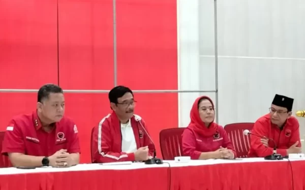 Foto Konferensi Pers Ketua DPP PDIP Djarot Syaiful Hidayat (dua dari kiri) di kantor DPD PDIP Jatim (4/2). (Foto: Istimewa)