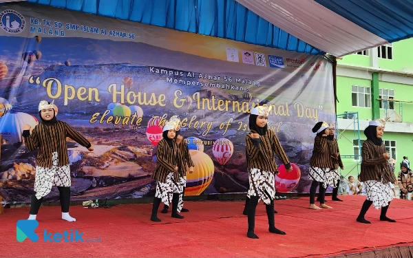 Foto Tarian Jawa ditampilkan oleh siswa Al Azhar di tengah nuansa Turki. (Foto: Kiagus Firdaus/Ketik.co.id)