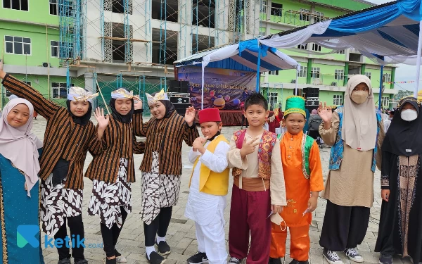 Foto Perpaduan siswa dengan atribut khas Turki dan pakaian Jawa. (Foto: Kiagus Firdaus/Ketik.co.id)