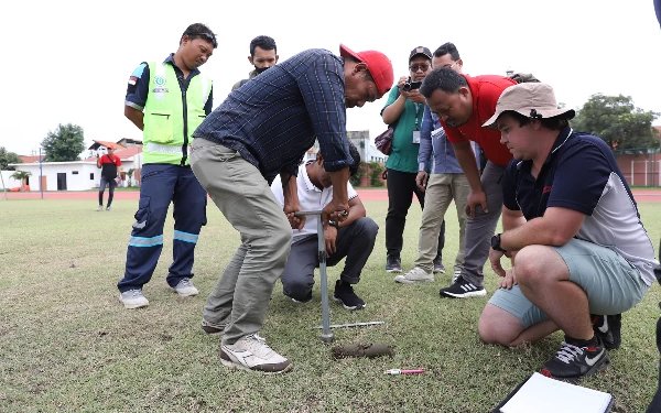 Foto Pengecekan drainase tidak hanya di GBT tetapi juga di beberapa lapangan yang digunakan Piala Dunia U20. (Foto: Humas Pemkot Surabaya)