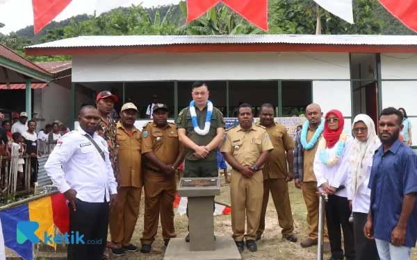 Foto Bupati Freddy Thie foto bareng dengan distrik dan aparat kampung ( dok. Humas pemda)