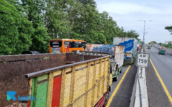 Foto Kemacetan di tol Sidoarjo-Surabaya KM 759. (Foto: Millah Irodah/Ketik.co.id)