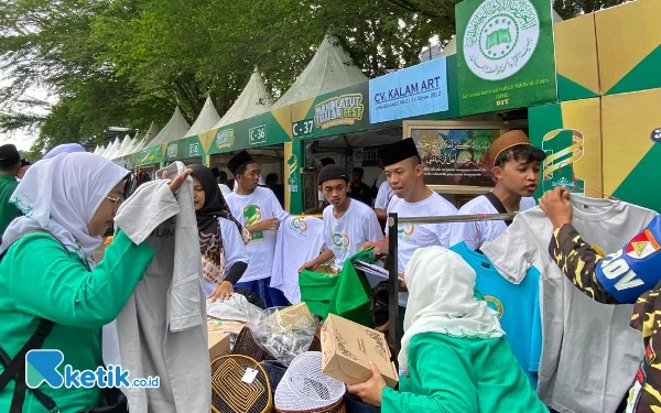 Foto Pedagang baju khas Harlah 1 abad diburu masyarakat. (Foto: Shinta/Ketik.co.id)