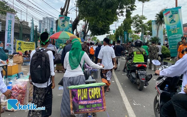 Foto Pedagang di sepanjang Jalan Gor Sidoarjo. (Foto: Shinta/Ketik.co.id)