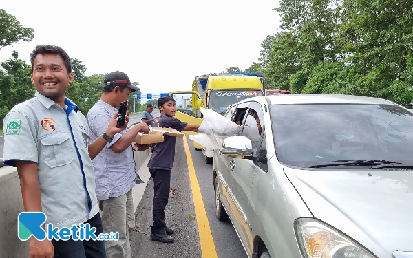 Foto Nasi kotak gratis dari relawan NU untuk pengendara yang terjebak macet tol. (Foto: Millah Irodah/Ketik.co.id)