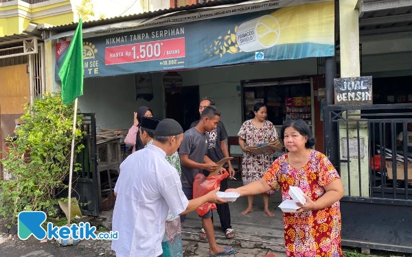 Foto Warga membagikan makanan untuk nahdliyin. (Foto: Shinta/Ketik.co.id)