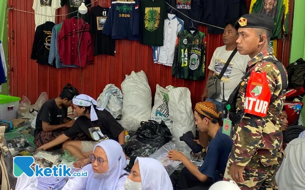 Foto Atribut kaos NU laris manis di peringatan puncak 1 Abad NU. (Foto: Shinta/Ketik.co.id)