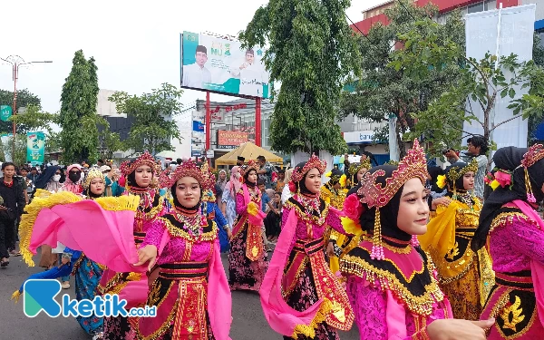 Foto Penampilan tarian tradisional di Karnaval Budaya Peringatan 1 Abad NU. ( Foto : Husni Habib/Ketik.co.id)