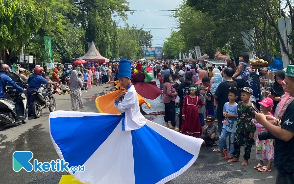 Foto Tarian Sufi sepanjang 2KM yang dilakukan di Alun-alun Sidoarjo. (Foto: Shinta/Ketik.co.id)