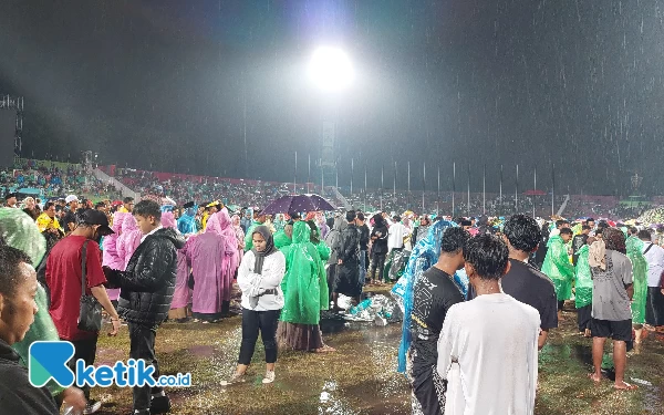 Foto Para Nadliyin memiliki tetap bertahan di tengah guyuran hujan. ( Foto : Husni Habib/Ketik.co.id)