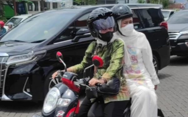 Foto Gubernur Jatim Khofifah dibonceng ajudan naik motor. (Foto: Instagram Khofifah)