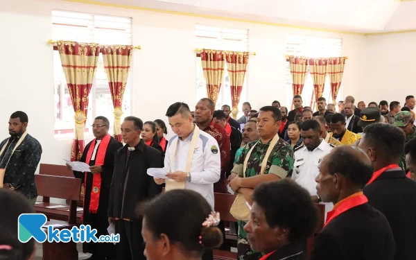 Foto Bupati Freddy Thie beserta jemaat gereja betania saat mengikuti ibadah  (dok.humas pemda)