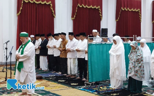 Foto Maulana Assayyid Assyarif Syeikh Prof Dr Muhammad Fadhil Al-Jilani Al-Hasan memimpin ibadah shalat maghrib di gedung negara Grahadi. ( Foto : Husni Habib/Ketik.co.id)