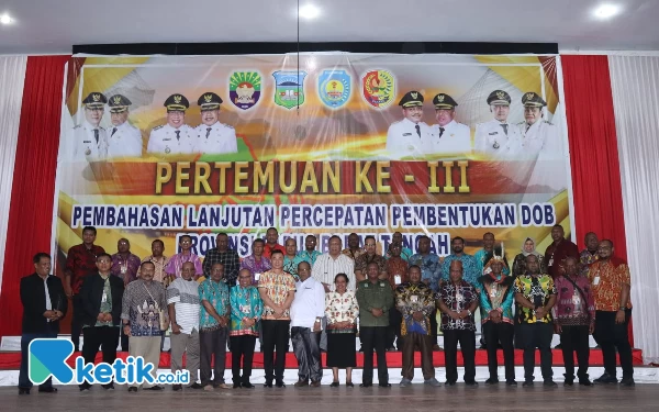 Foto Bupati Freddy Thie saat foto bareng dengan tim percepatan pembentukan DOB Provinsi Papua Barat Tengah ( dok.humas pemda)