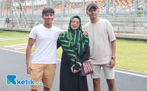 Foto Mario Aji dan Risto Ariesta Vialle (kakak Mario) bersama sang ibu tercinta Risworini di Sirkuit Internasional Mandalika. (Foto: Kiagus Firdaus/Ketik.co.id)