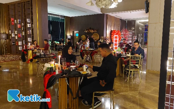 Foto Para pasangan sedang menikmati makan malam bersama. ( Foto : Husni Habib/Ketik.co.id)