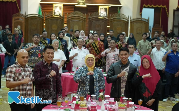 Foto Acara pelepasan pembalap Mario Aji oleh Gubernur Jatim Khofifah di Grahadi, Surabaya. (Foto: Nata Yulian/Ketik.co.id)