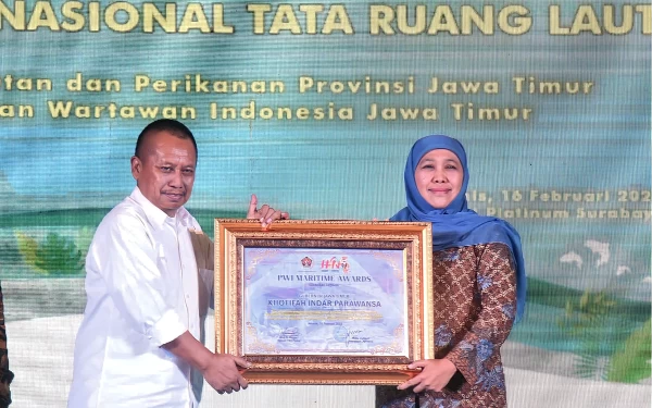 Thumbnail Berita - Berhasil Berdayakan Pesisir, Khofifah Raih PWI Maritime Awards