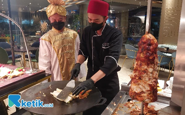 Foto Koki Grand Dafam sedang memasak Kebab salah satu hidangan andalan di Harmoy Iftar. ( Foto : Husni Habib / Ketik.co.id )