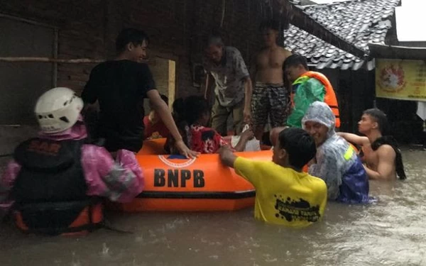 Thumbnail Berita - 7 Desa di Grogol Sukoharjo Terendam Banjir, Warga Sempat Terjebak