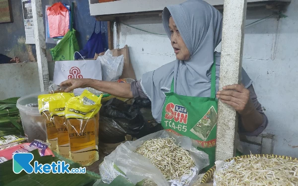 Foto Pedagang Memperlihatkan Stok Minyak Kita. ( Foto : Husni Habib/Ketik.co.id )