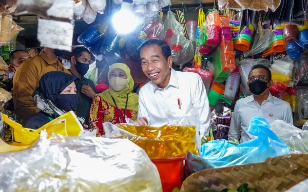 Foto Presiden Jokowi Berdialog dengan pedagang di Pasar Wonokromo. ( Foto : Humas Pemprov Jatim)