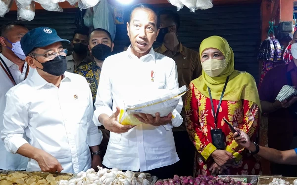 Thumbnail Berita - Khofifah Dampingi Presiden Jokowi Sidak Harga Sembako di Pasar Wonokromo