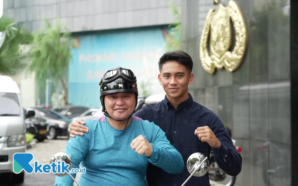 Foto Potret keakraban Mario Aji bersama Bapak Asuh Fadil Imran. (Foto: Kiagus Firdaus/Ketik.co.id)