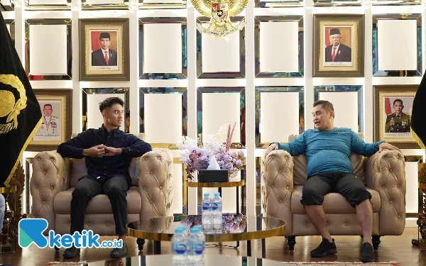 Foto Mario Aji saat berbincang santai dengan Bapak Asuh Fadil Imran. (Foto: Kiagus Firdaus/Ketik.co.id)