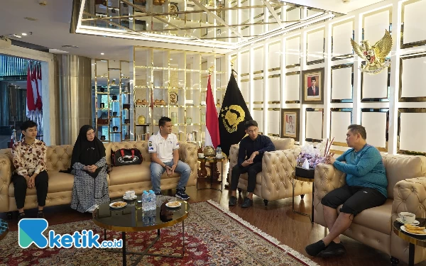 Foto Mario Aji didampingi Manager Kiagus Firdaus, Ibu Risworini dan Crosser Sheva Ardiansyah saat bertemu Bapak Asuh Fadil Imran. (Foto: Kiagus Firdaus/Ketik.co.id)