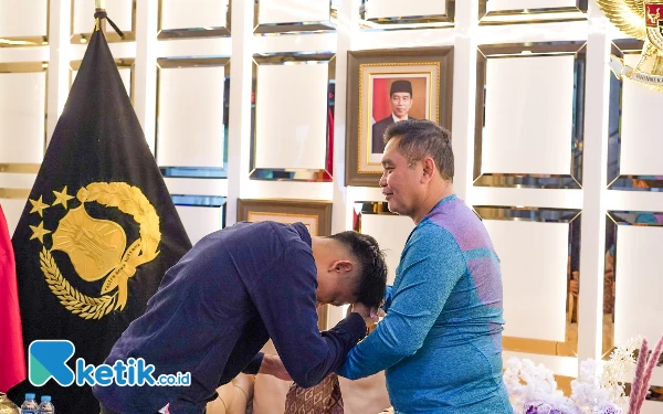 Foto Mario Aji sungkem Bapak Asuh Fadil Imran sebelum terbang ke Eropa. (Foto: Kiagus Firdaus/Ketik.co.id)