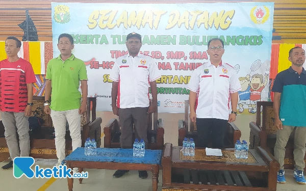 Foto Ketua Harian KONI Lewi Oruw dan Ketua Pengcab PBSI Kabupaten Kaimana serta pengurus (dok.La Jen)