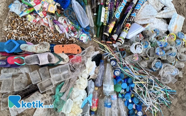 Foto Sejumlah relawan membersihkan Pantai Kuta yang dipenuhi sampah plastik