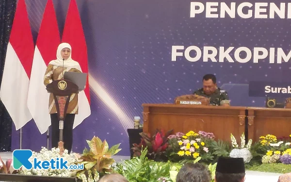 Foto Khofifah memberikan pemaparan mengenai pengendalian inflasi Jatim 2023. (Foto : Husni Habib/ Ketik.co.id)