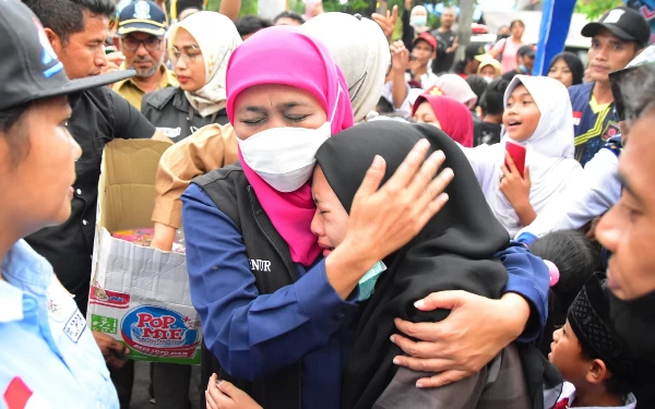 Foto Khofifah menyampaikan rasa duka cita yang mendalam kepada para korban ledakan di Blitar. ( Foto : Humas Pemprov Jatim)