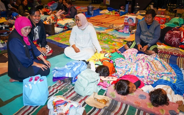 Foto Khofifah menyapa sejumlah warga di pengungsian. ( Foto : Humas Pemprov Jatim)