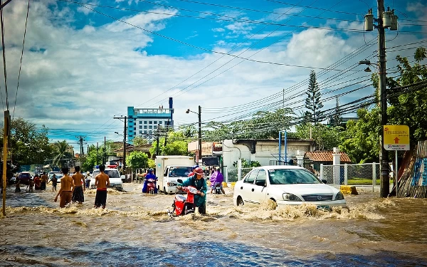 Curah Hujan Intensitas Tinggi Surabaya Utara Tergenang Air