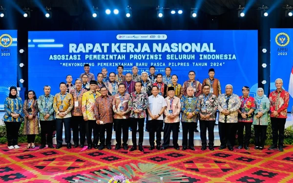 Foto Khofifah berfoto dengan Presiden Jokowi dan Sejumlah Pemerintah Provinsi seluruh Indonesia. ( Foto : Humas Pemprov Jatim)