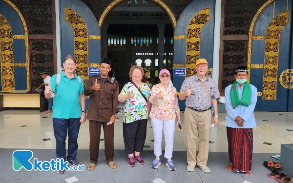 Foto Rombongan turis AS di Masjid Al-Akbar Surabaya (24/2). (Foto: Kiagus/Ketik.co.id)