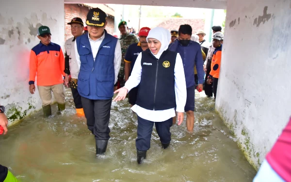 Gercep! Gubernur Khofifah Datangi Lokasi Banjir di Lamongan