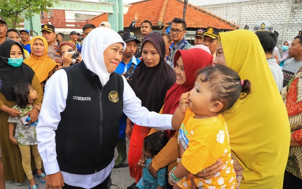 Foto Khofifah menyapa para warga korban banjir. ( Foto : Humas Pemprov Jatim)